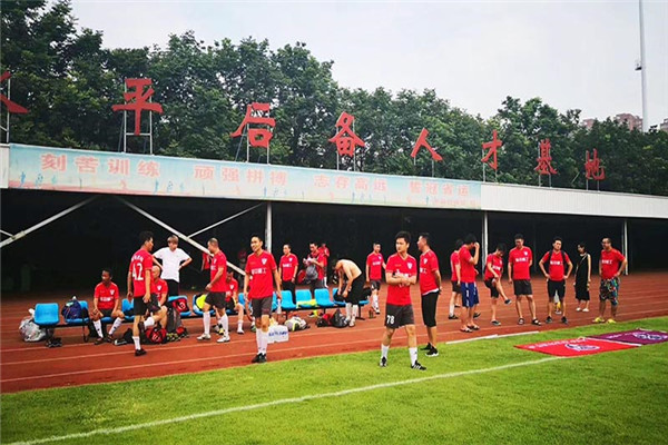 “市長杯”足球聯(lián)賽開幕，隆中健兒們加油！